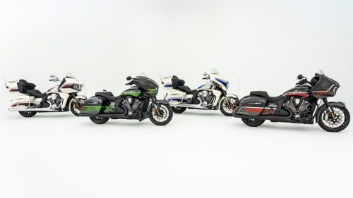 Gruppenfoto der vier Indian PowerPlus Signature Series Sondermodelle 2026 nebeneinander im Fotostudio: Roadmaster PowerPlus, Chieftain PowerPlus, Indian Pursuit und Indian Challenger, jeweils mit modellspezifischer Sonderlackierung