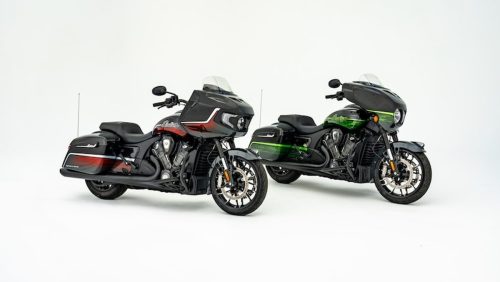 Indian Challenger Signature Series 2026 in Abyss Metallic mit Machined Silver/Red Alert Akzenten (links) neben der Chieftain PowerPlus Signature Series 2026 in Abyss Metallic mit Venom Green/Cypher Green (rechts), Studiofoto von vorne