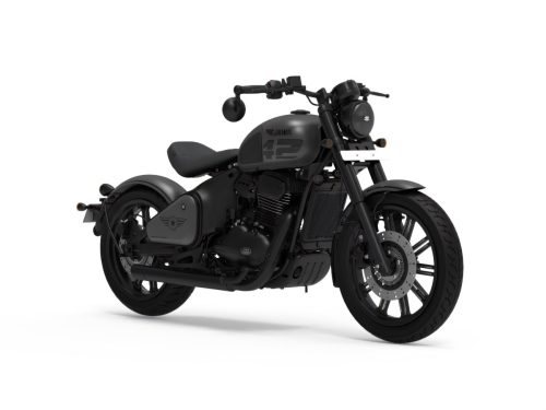 Jawa All Stars 42 Bobber 2026 in Shadow Black (mattschwarz) - Seitenansicht auf weissem Studiohintergrund, mit All-Stars-Emblem am Seitendeckel und Bobber-Schriftzug
