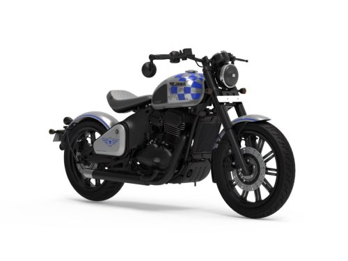 Jawa All Stars 42 Bobber 2026 in Silver Knight - Seitenansicht mit blau-silberner Schachbrett-Grafik am Tank, Jawa-J42-Logo und All-Stars-Emblem (Stern mit Fluegeln) am Seitendeckel