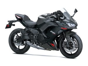 Kawasaki Ninja 650 2027 in Metallic Matte Graphenesteel Gray / Metallic Spark Black mit roten Akzenten, Studioaufnahme schräg von vorn rechts