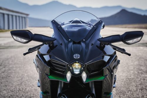 Kawasaki Ninja H2 2027 – Frontansicht mit Carbon-Verkleidung, LED-Scheinwerfer, River-Mark-Emblem und Winglets