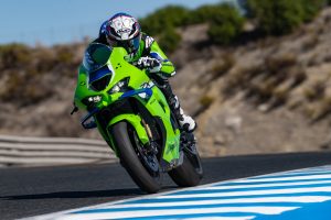 Kawasaki Ninja ZX-10R 2027 – Frontansicht in Schräglage auf der Rennstrecke in Lime Green / Blue 24 mit Winglets und LED-Scheinwerfern