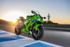 Kawasaki Ninja ZX-10R 2027 – stehend auf der Rennstrecke im Sonnenuntergang, Lime Green / Blue 24, Brembo-Bremsen und BFF-Gabel