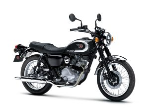Kawasaki W230 2027 in Ebony – Dreiviertelansicht von vorn rechts mit luftgekühltem 233-cm³-Einzylinder, Rundscheinwerfer und verchromtem Tropfentank