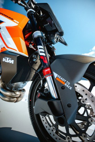 KTM 1390 Super Duke RR 2026 – Detailansicht Vorderrad mit WP-Upside-down-Gabel, Carbon-Kotflügel mit Ready-to-Race-Schriftzug und Brembo HyPure Sport Bremssattel