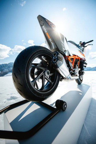 KTM 1390 Super Duke RR 2026 – Heckansicht mit Michelin Power GP Reifen und Carbon-Heckverkleidung gegen Sonnenlicht