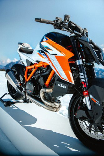 KTM 1390 Super Duke RR 2026 – Front-Dreiviertelansicht links mit orangem Gitterrohrrahmen und LC8-V-Twin-Motor im Schnee