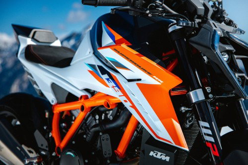 KTM 1390 Super Duke RR 2026 – Detail der Seitenverkleidung mit RR-Logo und orangem Gitterrohrrahmen