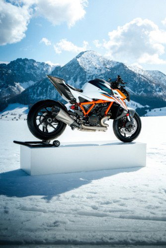KTM 1390 Super Duke RR 2026 – Seitenansicht auf Präsentationspodest im Schnee vor Alpenpanorama