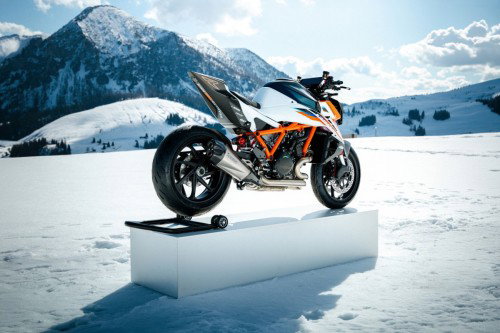KTM 1390 Super Duke RR 2026 – Heck-Dreiviertelansicht mit Akrapovic-Endschalldämpfer auf Podest im Schnee