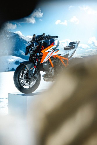 KTM 1390 Super Duke RR 2026 – Front-Dreiviertelansicht mit Bokeh-Effekt vor Alpenpanorama