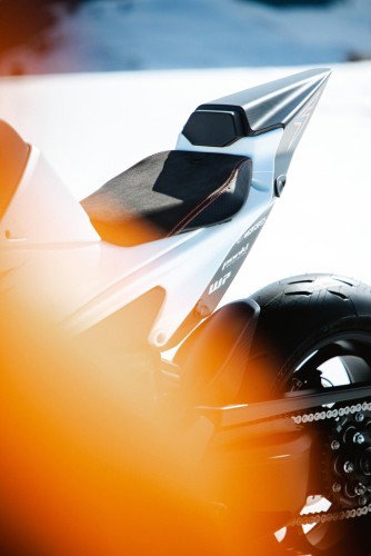 KTM 1390 Super Duke RR 2026 – Detail der Carbon-Heckverkleidung mit Sitzbank und Michelin-Hinterreifen