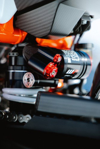 KTM 1390 Super Duke RR 2026 – Detailansicht des WP-PRO-COMPONENTS-Federbeins mit roten Einstellknöpfen