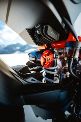 KTM 1390 Super Duke RR 2026 – Detail des WP-PRO-COMPONENTS-Federbeins mit Einstellknopf und Carbon-Teilen