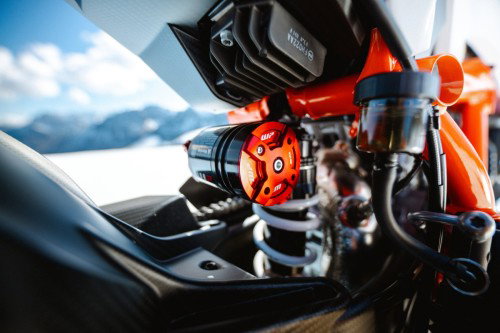 KTM 1390 Super Duke RR 2026 – WP-PRO-COMPONENTS-Federbein Detailansicht vor verschneiter Bergkulisse