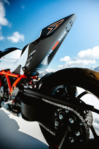 KTM 1390 Super Duke RR 2026 – Detail der Carbon-Heckverkleidung mit Ready-to-Race-Schriftzug gegen blauen Himmel