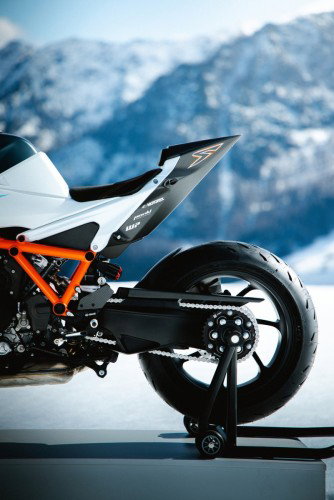 KTM 1390 Super Duke RR 2026 – Detailansicht der Schwinge mit Kette und Michelin Power GP Hinterreifen vor Bergpanorama