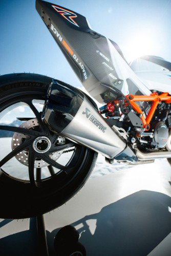 KTM 1390 Super Duke RR 2026 – Detailansicht des Akrapovic-Titan-Endschalldämpfers mit geschmiedetem Hinterrad