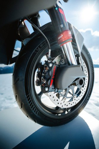 KTM 1390 Super Duke RR 2026 – Detailansicht des Vorderrads mit Brembo HyPure Sport Bremssattel und Michelin-Vorderreifen