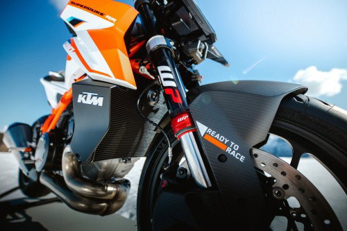 KTM 1390 Super Duke RR 2026 – Front-Detailansicht mit Carbon-Kotflügel, Krümmer und orangem Rahmen
