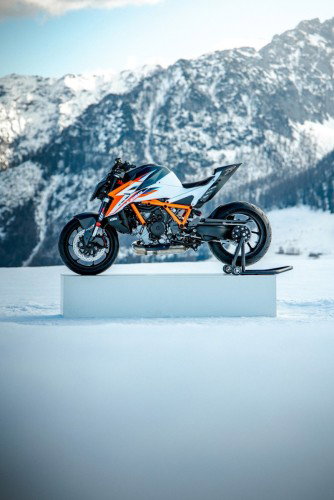KTM 1390 Super Duke RR 2026 – Seitenansicht links auf Podest im Schnee vor verschneitem Alpenmassiv