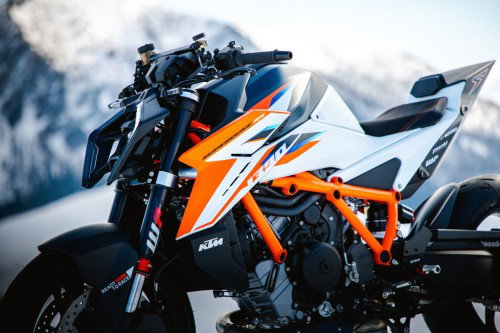 KTM 1390 Super Duke RR 2026 – Front-Dreiviertelansicht aus der Nähe mit LC8-V-Twin-Motor und orangem Rahmen vor Bergkulisse