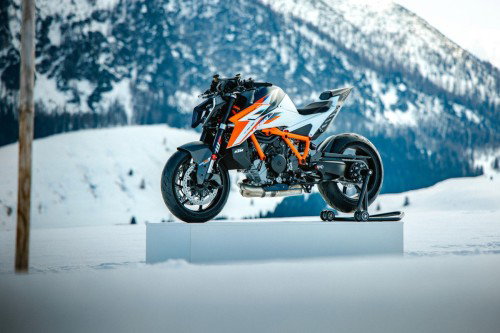 KTM 1390 Super Duke RR 2026 – Seitenansicht rechts auf Podest in verschneiter Winterlandschaft