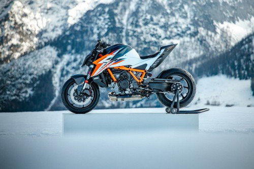 KTM 1390 Super Duke RR 2026 – Seitenansicht links auf Präsentationspodest im Schnee vor Alpenpanorama