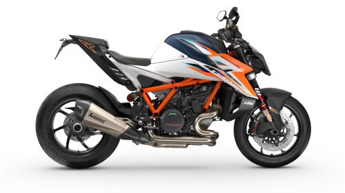KTM 1390 Super Duke RR 2026 – Studio-Seitenansicht rechts mit Akrapovic-Endschalldämpfer vor weißem Hintergrund