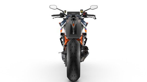KTM 1390 Super Duke RR 2026 – Studio-Heckansicht mit Carbon-Heck und Hinterrad vor weißem Hintergrund