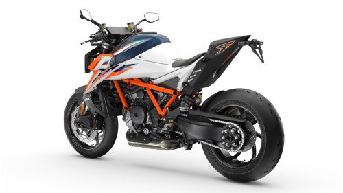 KTM 1390 Super Duke RR 2026 – Studio-Heck-Dreiviertelansicht links vor weißem Hintergrund