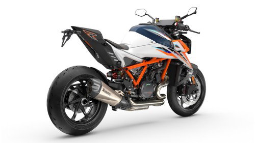 KTM 1390 Super Duke RR 2026 – Studio-Heck-Dreiviertelansicht rechts mit Akrapovic-Titan-Endschalldämpfer vor weißem Hintergrund