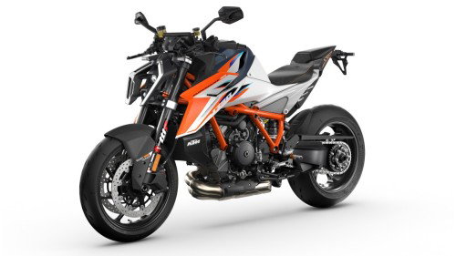 KTM 1390 Super Duke RR 2026 – Studio-Front-Dreiviertelansicht links mit orangem Rahmen und LC8-V-Twin vor weißem Hintergrund