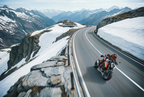 KTM 1390 Super Duke RR 2026 – Action-Aufnahme aus der Vogelperspektive auf Alpenpassstraße mit Serpentinen