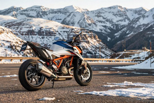 KTM 1390 Super Duke RR 2026 – Heck-Dreiviertelansicht auf Bergstraße vor schneebedeckten Gipfeln