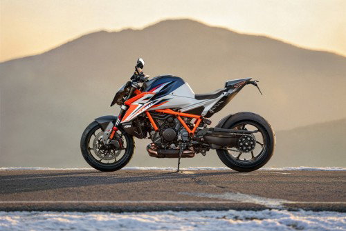 KTM 1390 Super Duke RR 2026 – Seitenansicht links am Straßenrand bei Sonnenaufgang mit Bergkulisse