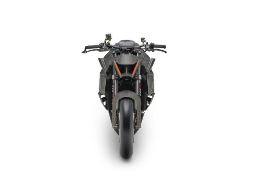 KTM 1390 Super Duke RR Track 2026 – Studioaufnahme in 3/4-Frontansicht mit unlackierter Carbon-Verkleidung und orangem Rahmen