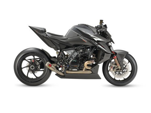 KTM 1390 Super Duke RR Track 2026 – Seitenansicht im Studio mit freiliegendem LC8 V-Twin und Akrapovic-Evolution-Line-Auspuff