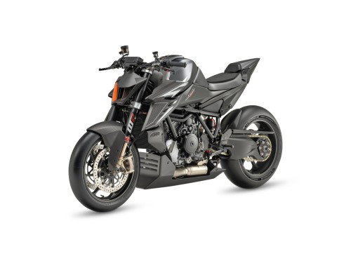 KTM 1390 Super Duke RR Track 2026 – Studioaufnahme der linken Seite mit Carbon-Monocoque-Solositz und sichtbarem oranges Gitterrohrrahmen