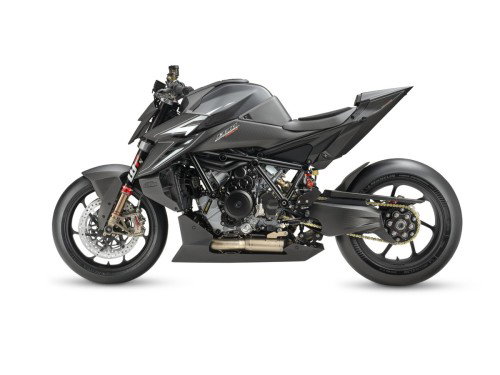 KTM 1390 Super Duke RR Track 2026 – Frontansicht im Studio mit LED-Scheinwerferattrappe und Carbon-Frontverkleidung