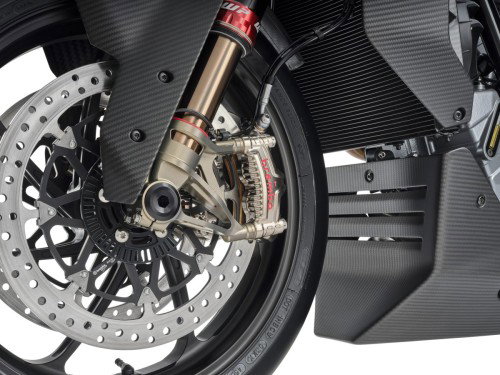 KTM 1390 Super Duke RR Track 2026 – 3/4-Heckansicht im Studio mit Akrapovic-Titan-Endschalldämpfer und Magnesium-Heckrad