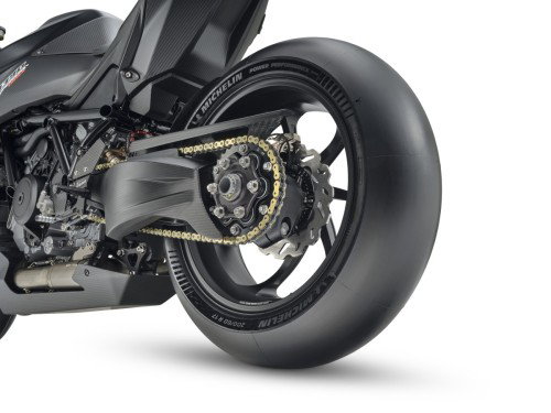 KTM 1390 Super Duke RR Track 2026 – Draufsicht von oben im Studio mit Carbon-Tank-Cover und reduziertem Cockpit-Layout