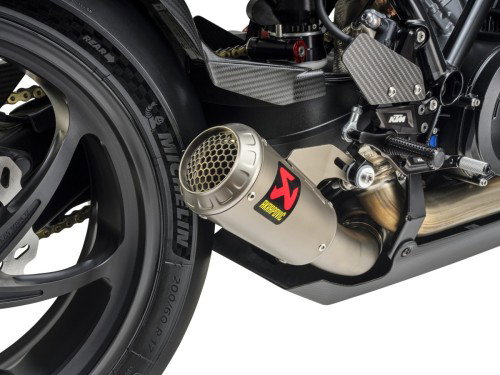 KTM 1390 Super Duke RR Track 2026 – Studioaufnahme der Cockpit-Perspektive mit 8,8-Zoll-TFT-Display und Carbon-Tankdeckel