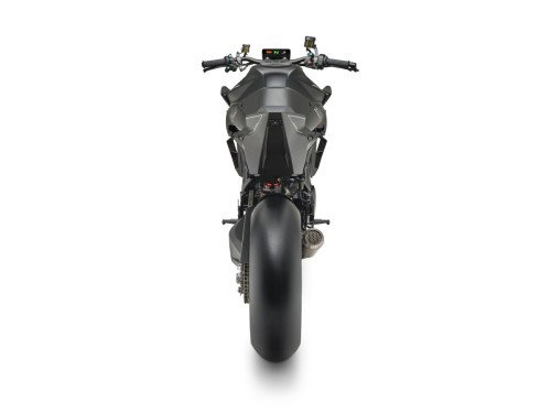 KTM 1390 Super Duke RR Track 2026 – Rechte Seite im Studio mit LC8-Zweizylindermotor und offenem Gittertrichter-Airbox