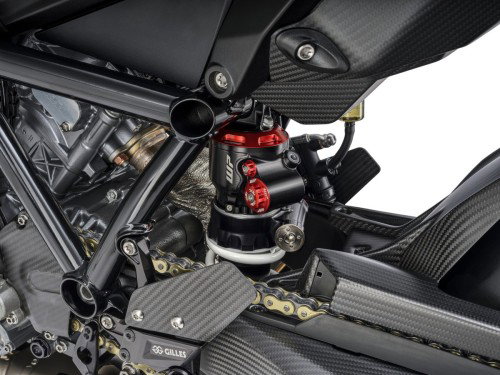 KTM 1390 Super Duke RR Track 2026 – Studioaufnahme in leichter Untersicht mit Michelin-Power-Performance-Slicks auf 7-Speichen-Magnesiumrad