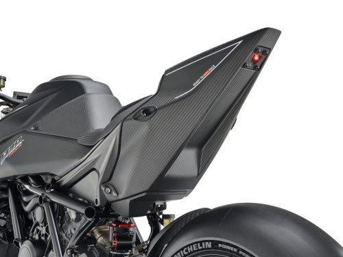 KTM 1390 Super Duke RR Track 2026 – Studio-Frontperspektive mit freiliegendem WP-Lenkungsdämpfer und Carbon-Luftleitblech