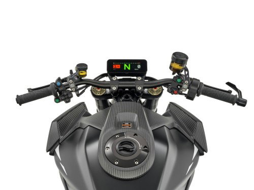 KTM 1390 Super Duke RR Track 2026 – Studio-Detail der Frontpartie mit Brembo-MCS-Handbremspumpe und Klappspiegel-freiem Lenker