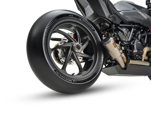 KTM 1390 Super Duke RR Track 2026 – 3/4-Ansicht im Studio mit Komplettlackierung in unlackiertem Carbon und orangen Akzenten