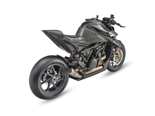 KTM 1390 Super Duke RR Track 2026 – Studio-Heckperspektive mit freigelegtem Carbon-Monocoque-Solositz